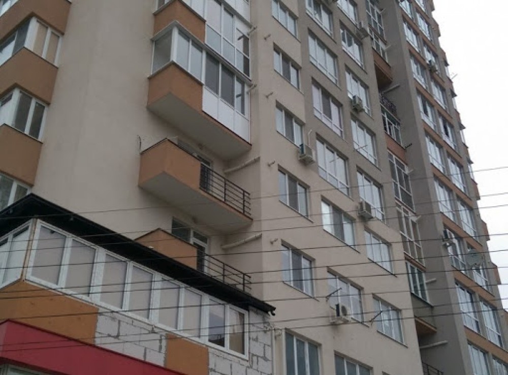 Un bărbat s-a prăbușit de la etajul 12 al unui bloc de locuit din Capitală